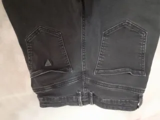 Pantalón pitillo negro Guess