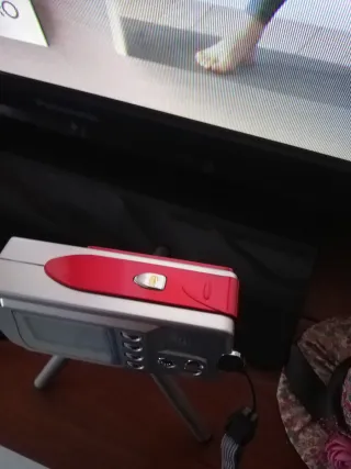 Cámara digital de vídeo plateada y roja