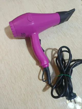 Secador de pelo morado