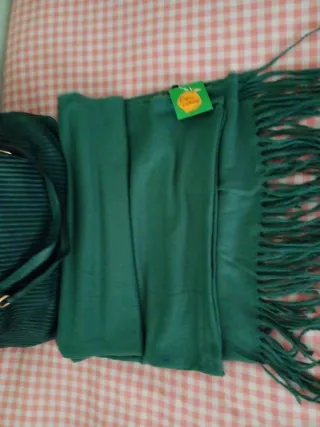 Bolso y fular verde sin estrenar