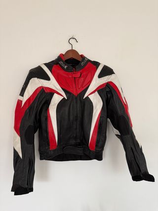 Chaqueta de piel con protecciones