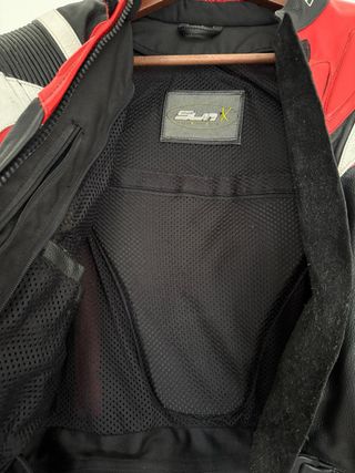 Chaqueta de piel con protecciones