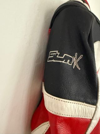 Chaqueta de piel con protecciones