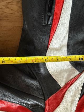 Chaqueta de piel con protecciones