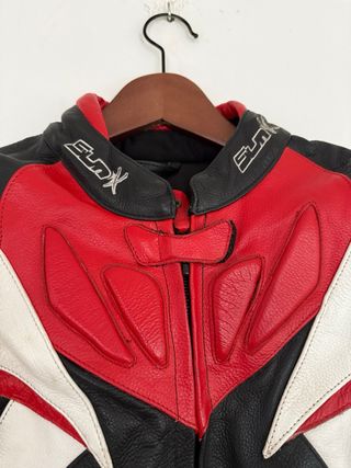 Chaqueta de piel con protecciones