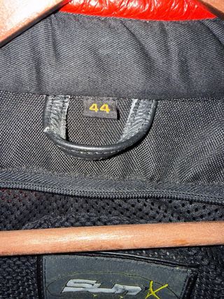 Chaqueta de piel con protecciones