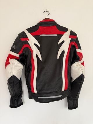 Chaqueta de piel con protecciones