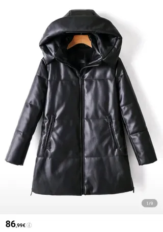 Abrigo largo negro con capucha.