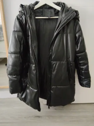 Abrigo largo negro con capucha.