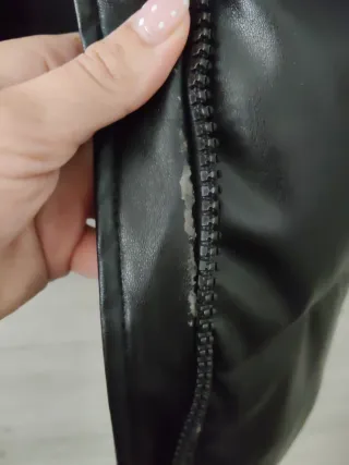 Abrigo largo negro con capucha.