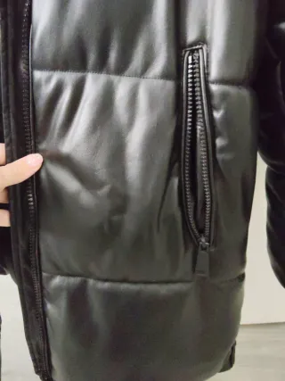 Abrigo largo negro con capucha.