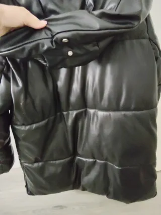 Abrigo largo negro con capucha.