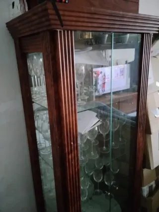 Vitrina de madera y cristal