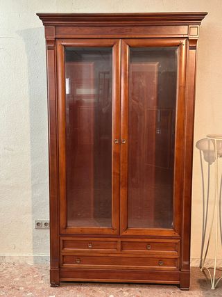 Vitrina de madera y cristal