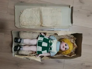 Muñeca antigua con caja