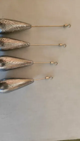 Plomos de surfcasting diferentes tamaños y colores