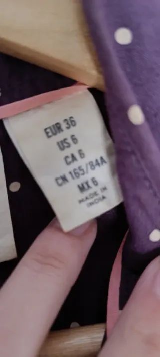 Camisa sin mangas de lunares morada