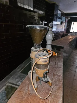 Cafetera industrial FAEMA + molino