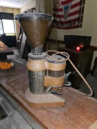 Cafetera industrial FAEMA + molino