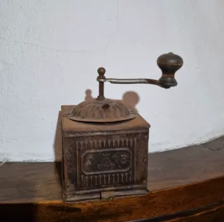 Macina caffè antica in metallo F B