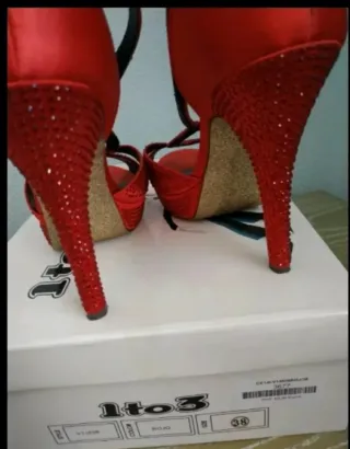 Zapatos de tacón rojos con pedrería
