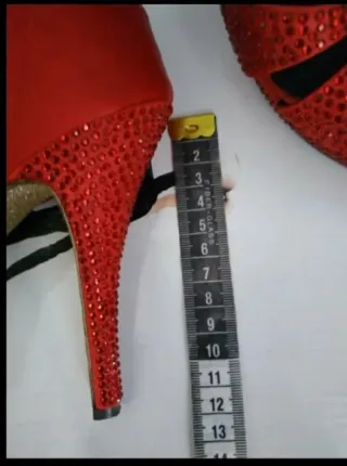 Zapatos de tacón rojos con pedrería