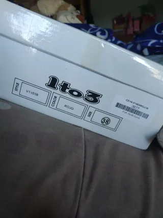 Zapatos de tacón rojos con pedrería