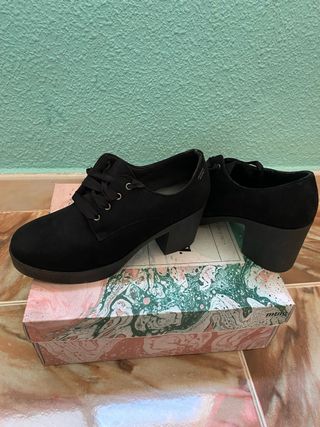 Zapatos negros de tacón con cordones