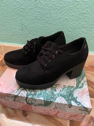 Zapatos negros de tacón con cordones