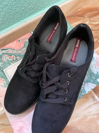 Zapatos negros de tacón con cordones