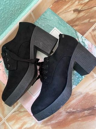 Zapatos negros de tacón con cordones