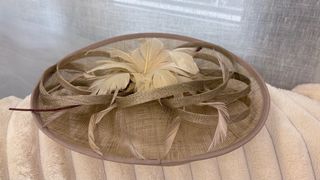 Tocado beige y dorado con plumas