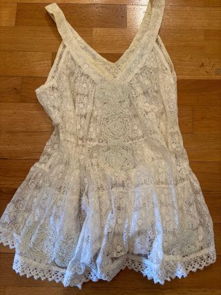 Top de encaje blanco con pedrería