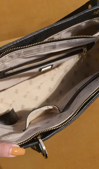 Bolso Guess Negro y Gris