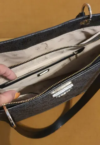 Bolso Guess Negro y Gris