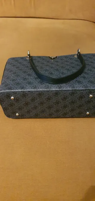 Bolso Guess Negro y Gris