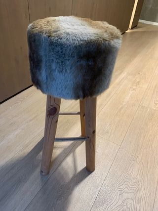 Taburete de madera con funda