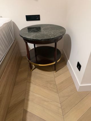 2 tavolini ausiliari rotondi in marmo e legno