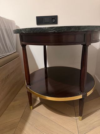 2 tavolini ausiliari rotondi in marmo e legno