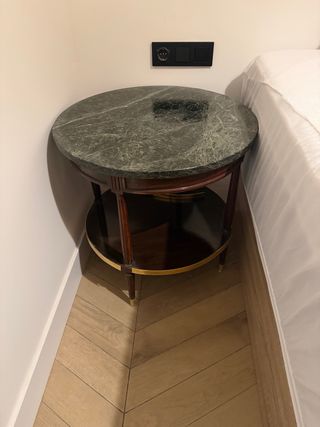 2 tavolini ausiliari rotondi in marmo e legno