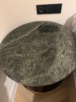 2 tavolini ausiliari rotondi in marmo e legno