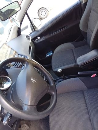Peugeot 207+ con extras 2013
