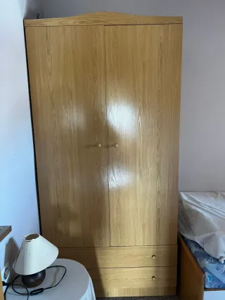 Habitación completa con armario y cama