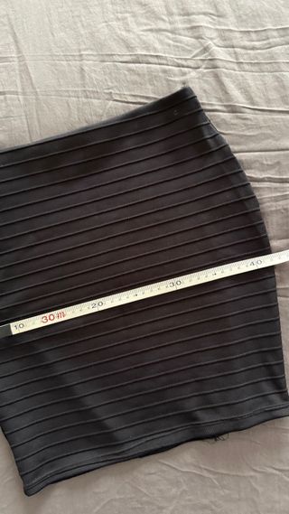 Minifalda Bershka negra ajustada