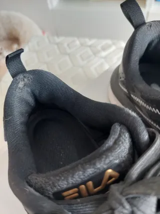 Zapatillas Fila Negras con Detalles Dorados