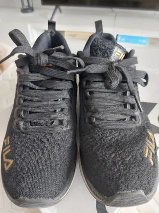 Zapatillas Fila Negras con Detalles Dorados