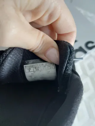 Zapatillas Fila Negras con Detalles Dorados