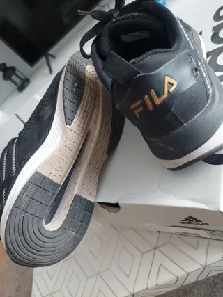Zapatillas Fila Negras con Detalles Dorados