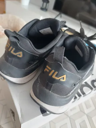 Zapatillas Fila Negras con Detalles Dorados