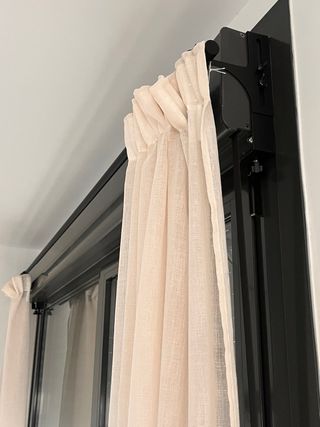 Soporte metálico para barra de cortina